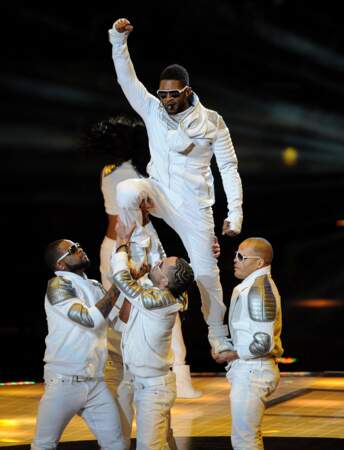Usher à la mi-temps du Super Bowl 2011 (à Los Angeles)