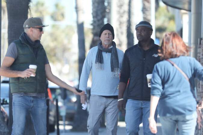 Bruce Willis et ami dans les rues de Los Angeles, ce lundi 6 février.