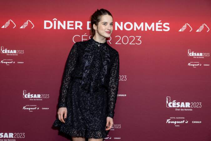 Rebecca Marder était sur le tapis rouge du dîner des nommés aux César 2023 lundi soir. Elle concourt dans la catégorie du meilleur espoir féminin pour son rôle dans "Une jeune fille qui va bien".