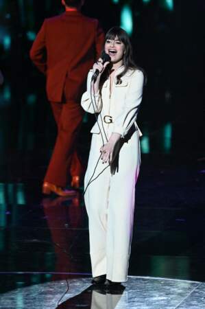 Clara Luciani en pleine performance dans sa combinaison blanche avec une ceinture Gucci pour la 37ème cérémonie des Victoires de la musique en février 2022