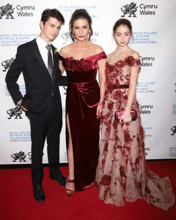 Catherine Zeta Jones avec ses enfants Dylan Michael Douglas et Carys Zeta Douglas au Royal Welsh College of Music and Drama à New York, le 1er mars 2019