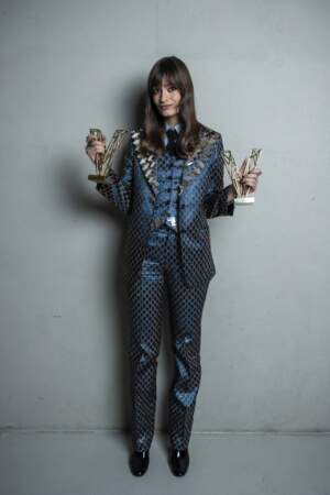 La chanteuse dans un costume trois pièces Gucci très funky pour reçevoir le prix de l'Artiste féminine de l'année aux Victoires de la musique en février 2022