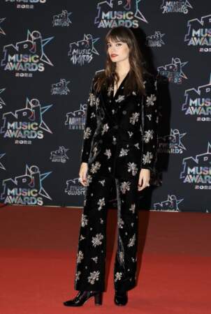 Clara Luciani dans un costume en velours brodé de motifs floraux pour les NRJ Music Awards 2022