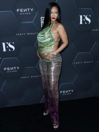 Rihanna, assume son baby-bump