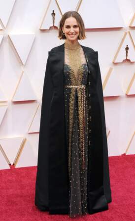 Natalie Portman et sa cape en hommage aux réalisatrices snobées.
