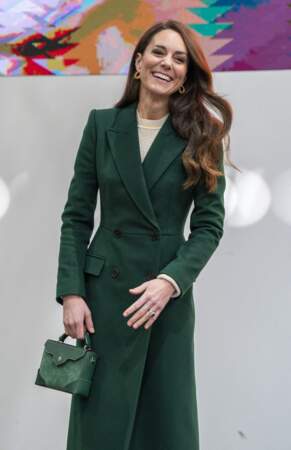 Kate Middleton arbore un manteau vert Alexander McQueen, sa marque préférée et une robe en tricot Victoria Beckham à Leeds, le 31 janvier 2023