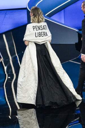 Chiara Ferragni rappelle aux femmes qu'elles ont le droit de sentir libre avec une robe signée Dior