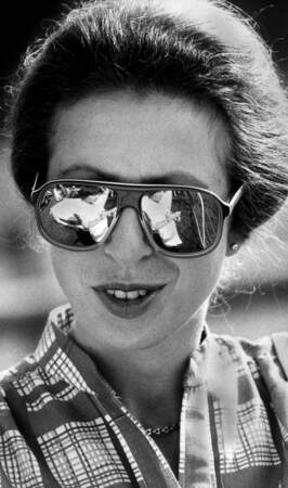 La princesse Anne porte ici son chignon qui fera sa signature, mais également des lunettes de soleil tendance, un accessoire qu'elle affectionne particulièrement. Ici au Kenya, en 1982.