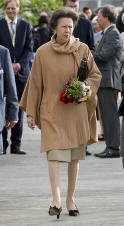 La princesse Anne au Chelsea RHS Flower Show 2016 à Londres, portant un autre de ses looks signature : une cape.