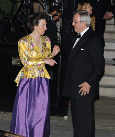 La princesse Anne sait passer du tout au tout : des lunettes de soleil de sport à la robe de soirée pour les 70 ans de Constantin de Grèce. Une robe violette et jaune, deux couleurs qu'elle adore. 