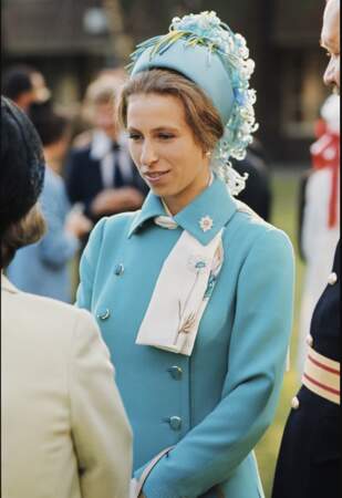 La princesse Anne porte à merveille le "bibi" : ce chapeau merveilleux est assorti à une tenue turquoise du plus bel effet pour un déplacement en Allemagne en 1973.