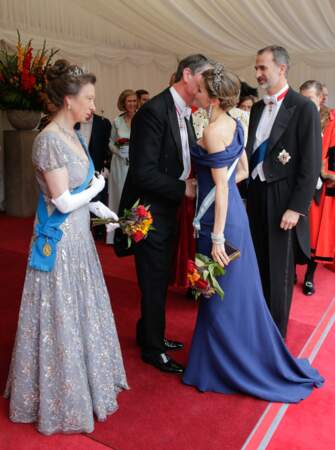 La princesse Anne, resplendissante, et son mari Sir Timothy Laurence reçoivent le roi Felipe VI et la reine Letizia d'Espagne au dîner offert par Andrew Parmley lord-maire de Londres et sa femme Wendy Parmley au Guildhall à Londres, le 13 juillet 2017.