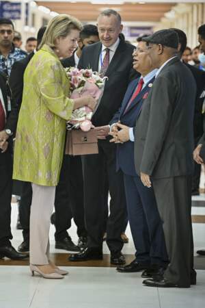 Mathilde de Belgique enfile son manteau brodée de jaune Armani dès son arrivée à l'aéroport de Dhaka au Bangladesh, le 6 février 2023