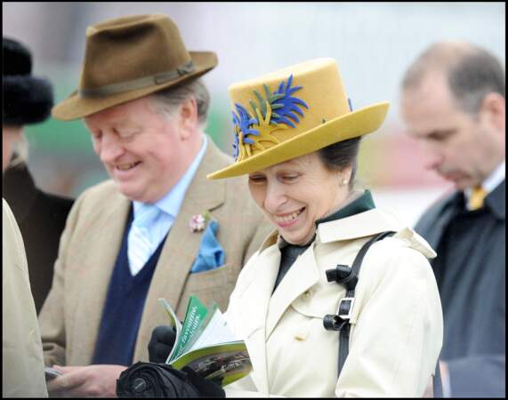 La Princesse Anne est férue de chapeau et elle n'hésite pas à se parer de ses plus beaux modèles dans les années 2000 : ici en 2008 à la Gold Cup.