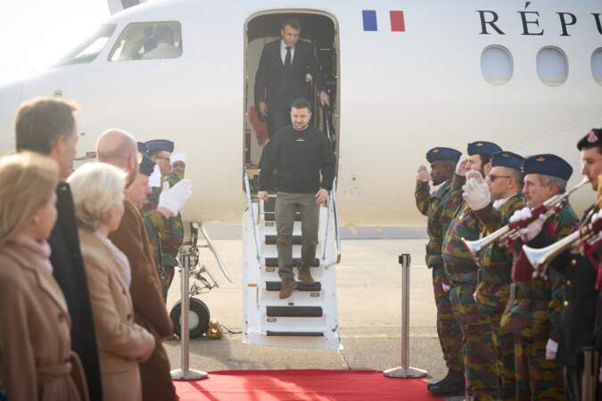 Emmanuel Macron Volodymyr Zelensky arrivent ensemble au sommet des chefs d'Etat et de gouvernement de l'Union Européenne à Bruxelles, le 9 février 2023