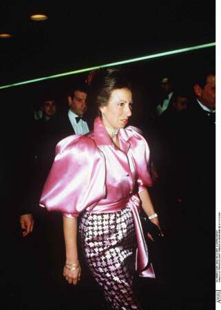 La princesse Anne recycle une robe qu'elle portait il y a 15 ans, mais qui lui va comme un gant : aussi extravagante qu'elle peut être décontractée, la princesse Anne assume son style (2001).