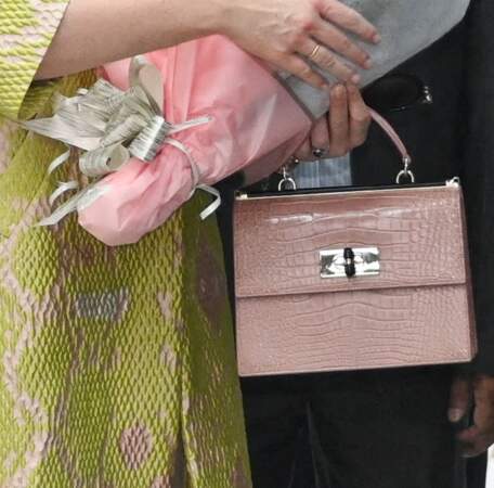 Mathilde de Belgique arbore à son bras un mini-sac rose poudré de la marque Armani, le 6 février 2023