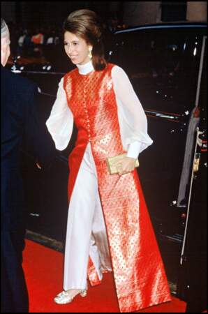 En 1972, la princesse Anne aime toujours porter ses cheveux longs, et n'hésite pas à expérimenter les looks : ici un pantalon sous un long gilet-robe.