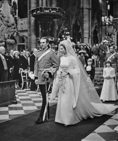 Corsetée dans une robe de mariée col roulé, lors de son union avec Mark Phillips en 1973, la princesse Anne est complètement tendance : un look très "princesse Leïa".