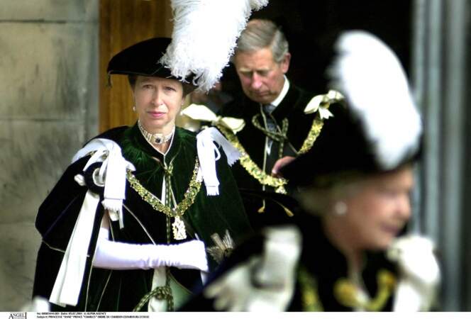Il faut parfois remettre des costumes royaux : comme ici en 2001, en Ecosse, à la cérémonie de l'ordre du Chardon.
