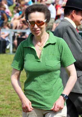 Autre ambiance pour Anne en simple t-shirt lors d'un festival en 2009. Elle porte ses lunettes "signature" qu'elle arbore encore aujourd'hui, des verres à la "Matrix" sur une monture Adidas.