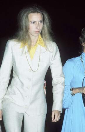 La princesse Anne casse encore les codes en 1973 avec ce tailleur pantalon en lin bleu ciel, sur une chemise jaune, colle pelle à tarte. Le tailleur pantalon chez les femmes de la famille royale était très mal vu à l'époque, considéré comme vulgaire.