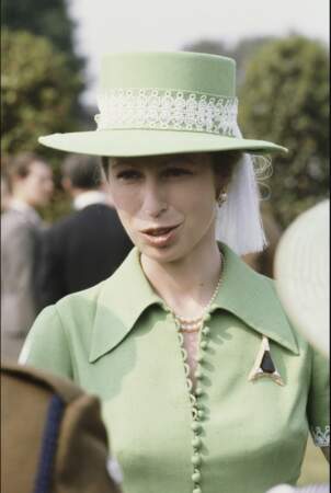 Anne n'a pas son pareil pour assortir les détails : ici en vert pâle à Ascot en 1978, elle ose le décolleté, mais assortir également le tour de son chapeau à la dentelle de ses manches courtes.