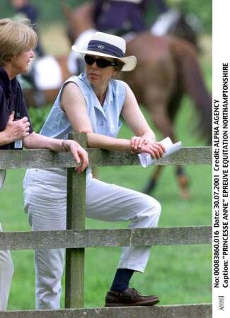 La même année, la princesse Anne assiste à une course de son aînée Zara Phillips : princesse ou non, c'est un style complètement décontracté que porte la fille d'Elizabeth II. Chemise sans manche, lunettes de soleil, pantalon blanc... elle ne se soucie absolument pas des photographes.