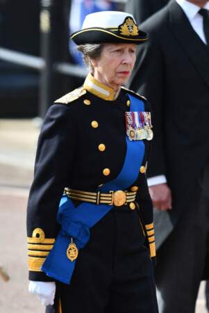 La princesse Anne lors de la procession cérémonielle du cercueil de la reine Elisabeth II du palais de Buckingham à Westminster Hall à Londres, le 14 septembre 2002.