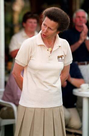 En août 2000, la princesse Anne s'habille comme bon lui semble, tant qu'il s'agit d'être décontractée. Polo manches courtes et jupe plissée font l'affaire lors de ce tournoi d'équitation.