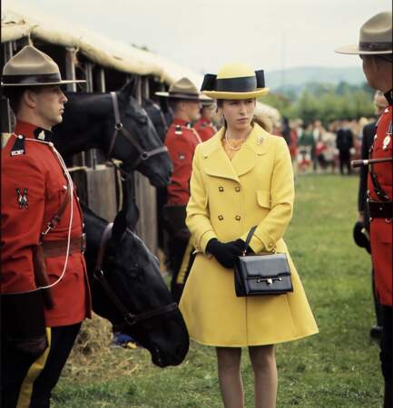 La princesse Anne en jaune poussin en 1968 : elle ose la jupe évasée, au-dessus des genoux