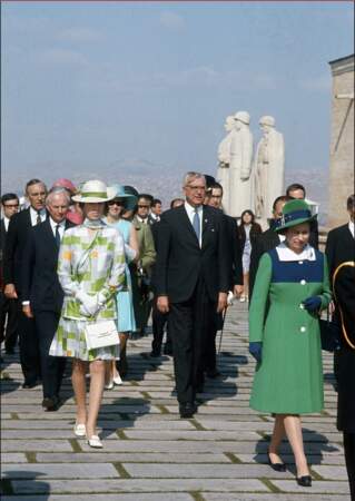 La princesse Anne ose les imprimés lors d'un voyage en Turquie en 1971, et encore une fois la jupe au-dessus du genou. 