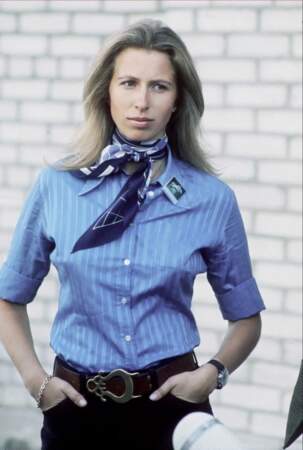 La jeune Anne au naturel, dans un uniforme qui rappellerait presque celui d'un cow-boy : à la mode de Dallas, Anne porte un brushing long, un foulard au cou, sur une chemise à rayures, qu'elle assortit avec un pantalon foncé et une ceinture à grosse boucle. Un reflet de sa passion pour l'équitation qui ne rentre pas dans les codes vestimentaires des princesses de l'époque (1973).