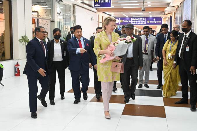 Dans le cadre de son voyage d'État au Bangladesh de trois jours, la reine Mathilde de Belgique arrive à l'aéroport de Dhaka, le 6 février 2023