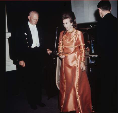 En 1969, lors d'un déplacement en Autriche, la princesse Anne fait très fort avec ce look qui ne passe pas inaperçu : une robe orange à sequins dorés.