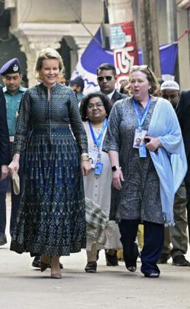 Mathilde de Belgique dans sa longue robe imprimée de la marque Anita Dongre en pleine visite de l'usine de vêtements Fakir Apparels ltd à Dhaka, le 6 février 2023. Une marque indienne et  éthique !