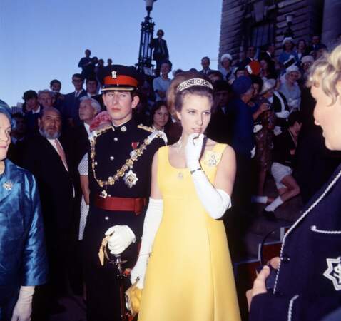 La princesse Anne ose tout à Wellington en Nouvelle-Zélande : en robe à bretelles, elle n'a ni gilet, ni étole, et on ne voit qu'elle en jaune, à côté de son frère.