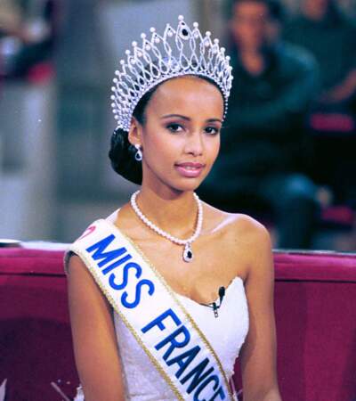 Sonia Rolland et sacrée Miss France 2000. Elle fait sa première apparition télévisée avec un chignon bun 