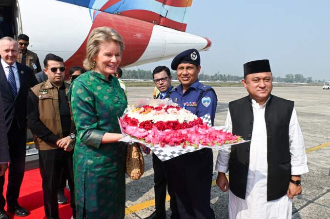 Mathilde de Belgique arrive dans une robe verte aux Cox's Bazar, les camps Rohingya au Bangladesh, le 7 février 2023