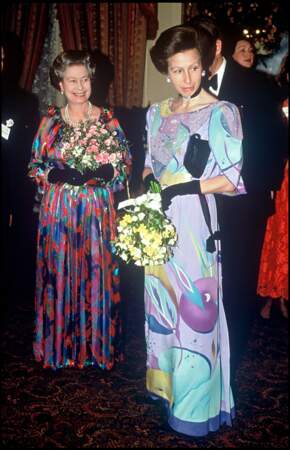 La princesse Anne s'affiche en violet et turquoise dans une robe aux larges imprimés à la fin de la décennie 1980 (1989).