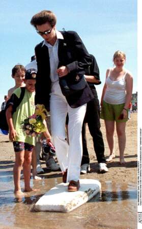 La princesse Anne s'essaie au surf sur une plage des Cornouailles en 1998. Elle ose le total look blanc surmonté d'un blazer, avec ses traditionnelles lunettes de soleil.