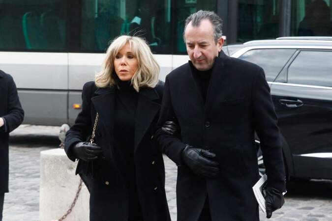 Brigitte Macron et José Pietroboni, chef du protocole, se rendant ensemble aux obsèques de Philippe Tesson en l'église Saint-Germain des-Prés à Paris, le 10 février 2023.