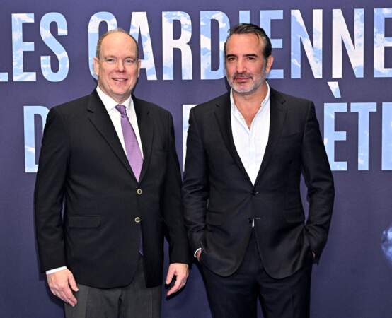 Le prince Albert II de Monaco et Jean Dujardin durant l'avant première mondiale du film "Les gardiennes de la planète", au Grimaldi Forum à Monaco, le 9 février 2023.