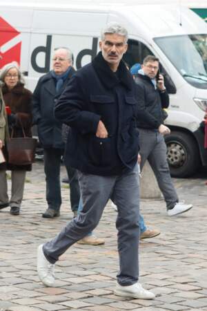 Le comédien François Vincentelli prenant la direction de l'église Saint-Germain des-Prés, à Paris, le 10 février 2023, pour assister aux obsèques de Philippe Tesson. 