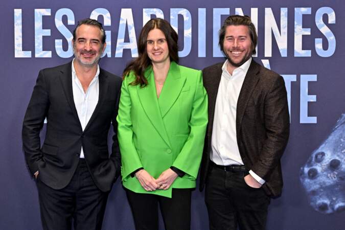 Jean Dujardin, Emilie Pastor et Julien Seul, l'un des producteurs du film, durant l'avant première mondiale du film "Les gardiennes de la planète", au Grimaldi Forum à Monaco, le 9 février 2023.