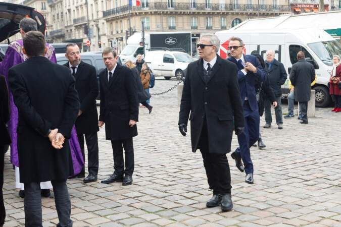 Francis Huster, lunettes sur le nez, arrivant aux obsèques de Philippe Tesson en l'église Saint-Germain des-Prés à Paris le 10 février 2023. 