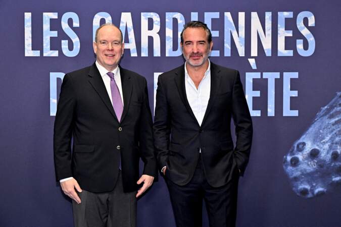 Le prince Albert II de Monaco et Jean Dujardin durant l'avant première mondiale du film "Les gardiennes de la planète", au Grimaldi Forum à Monaco, le 9 février 2023.