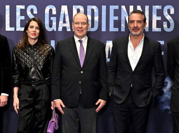 Charlotte Casiraghi, le prince Albert II de Monaco, et Jean Dujardin durant l'avant première mondiale du film "Les gardiennes de la planète", au Grimaldi Forum à Monaco, le 9 février 2023.