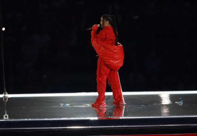 Rihanna (enceinte de son deuxième enfant) est en concert lors de la mi-temps du Super Bowl 57 à Glendale le 12 février 2023.