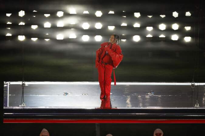 Rihanna dévoile devant environ 190 millions de téléspectateurs son ventre arrondi  lors de la mi-temps du Super Bowl 57 à Glendale